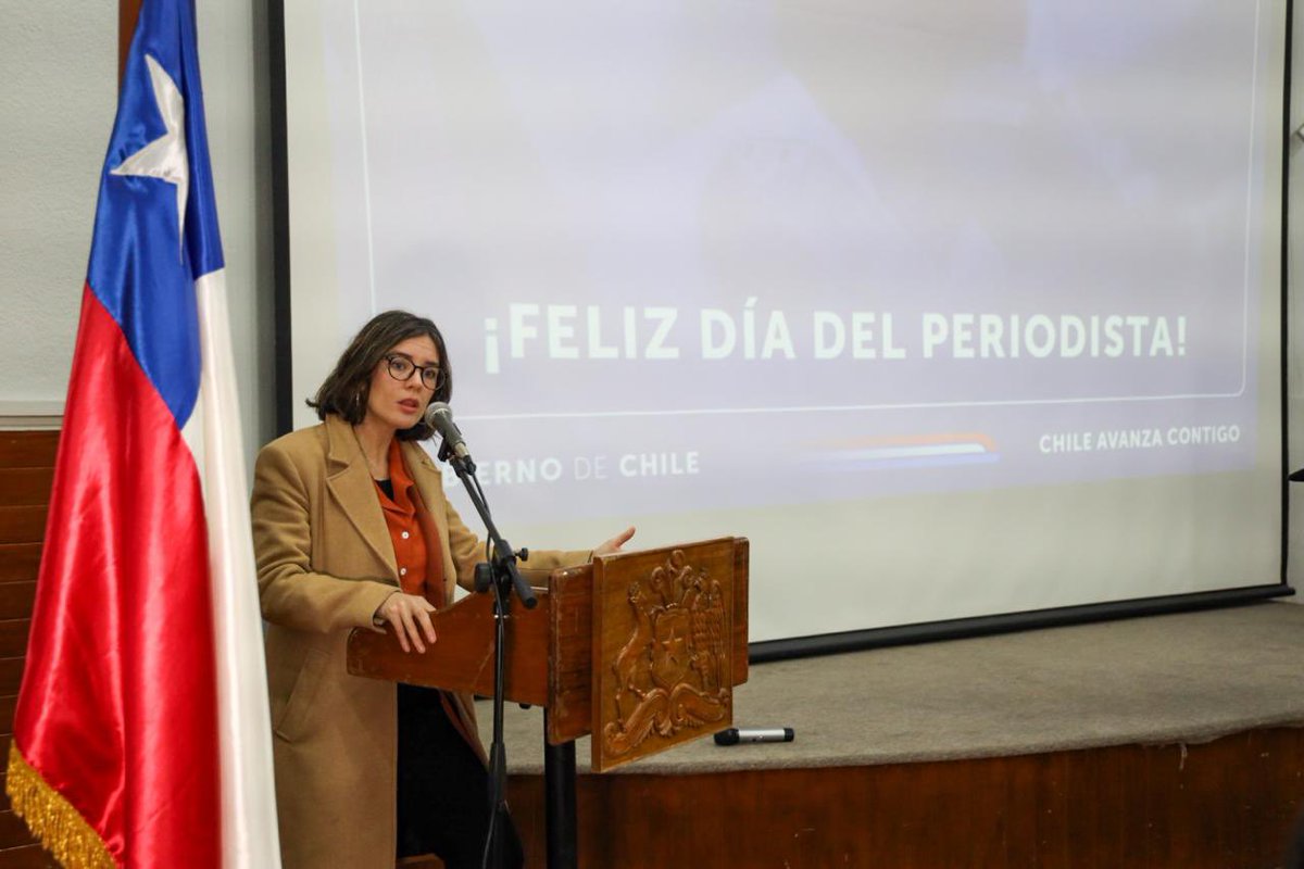 voceriagobierno's tweet photo. #VoceríaEnTerreno | La prensa es fundamental para la democracia. Desde #Rancagua, la ministra @camila_vallejo junto a autoridades de la Región de #OHiggins conmemoran el Día Nacional del Periodista con trabajadores y trabajadoras de las comunicaciones de la zona. https://t.co/cX1paBIy7Z