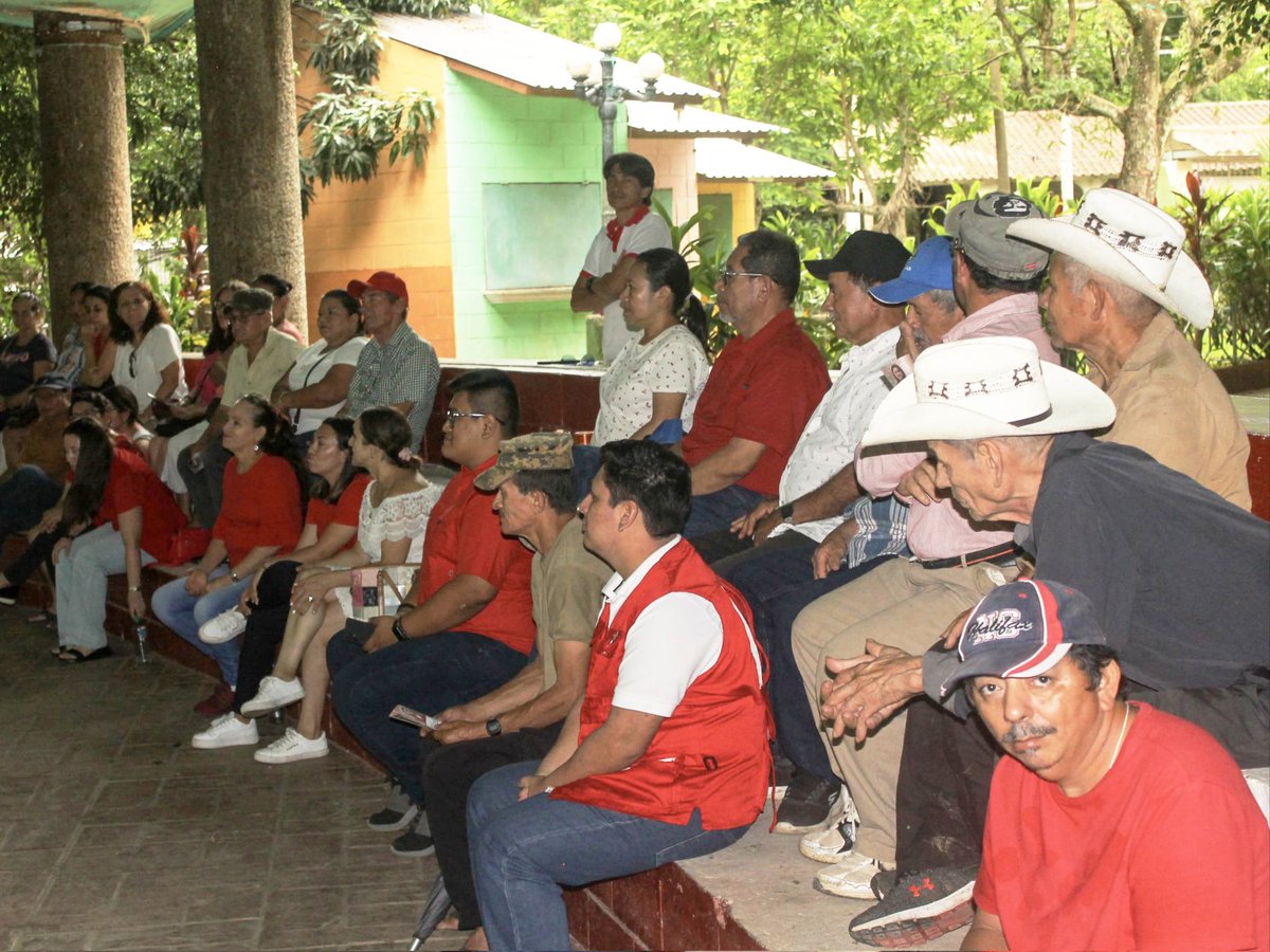 SimonPaz_Sv's tweet photo. Nuestra militancia está comprometida con buscar fortalecernos como partido, agradezco a los compañeros y compañeras de San Antonio Los Ranchos #Chalatenango por su compromiso.

#ConSimónYDinaSi #FMLN #Internas2024 #ConSimónSi #InternasFMLN https://t.co/mv8Kd2cKj0