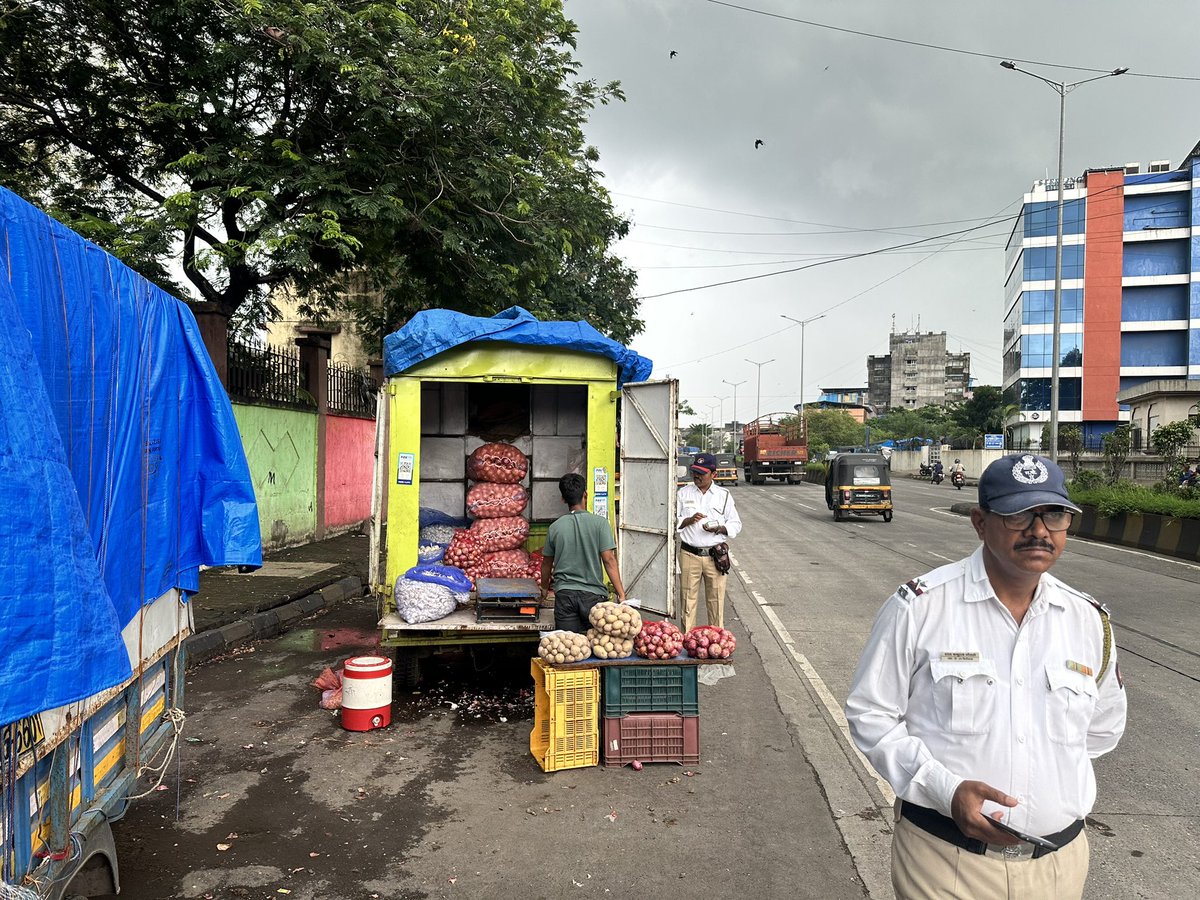 amitintl's tweet photo. @Navimumpolice : traffic issue at mathadi Circle sector 19-a vashi due to unauthorised vendors at Circle under safe Gurad of Nmmc and nm traffic. https://t.co/z7I0gLbt2H
