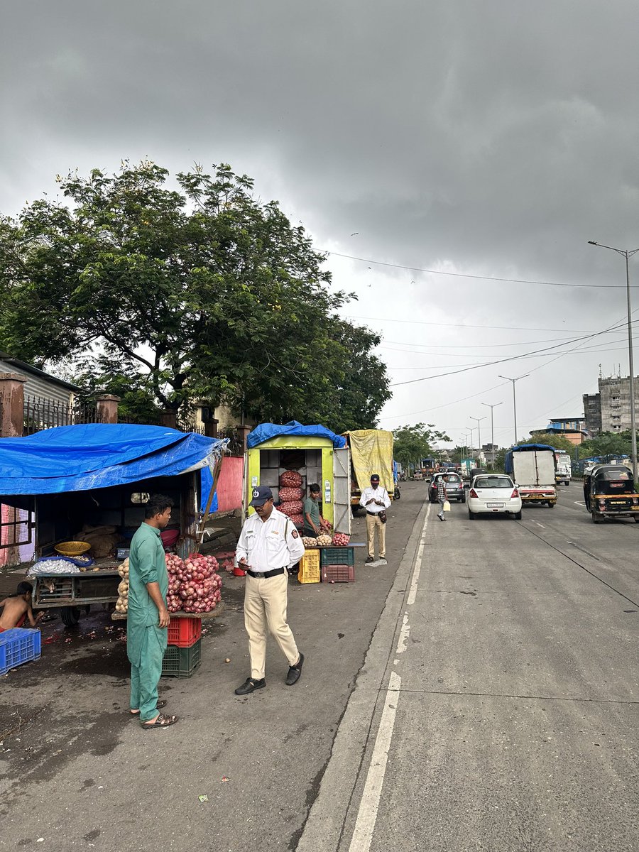 amitintl's tweet photo. @Navimumpolice : traffic issue at mathadi Circle sector 19-a vashi due to unauthorised vendors at Circle under safe Gurad of Nmmc and nm traffic. https://t.co/z7I0gLbt2H