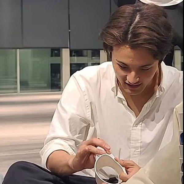 mark dan kemeja putih polo 🤍