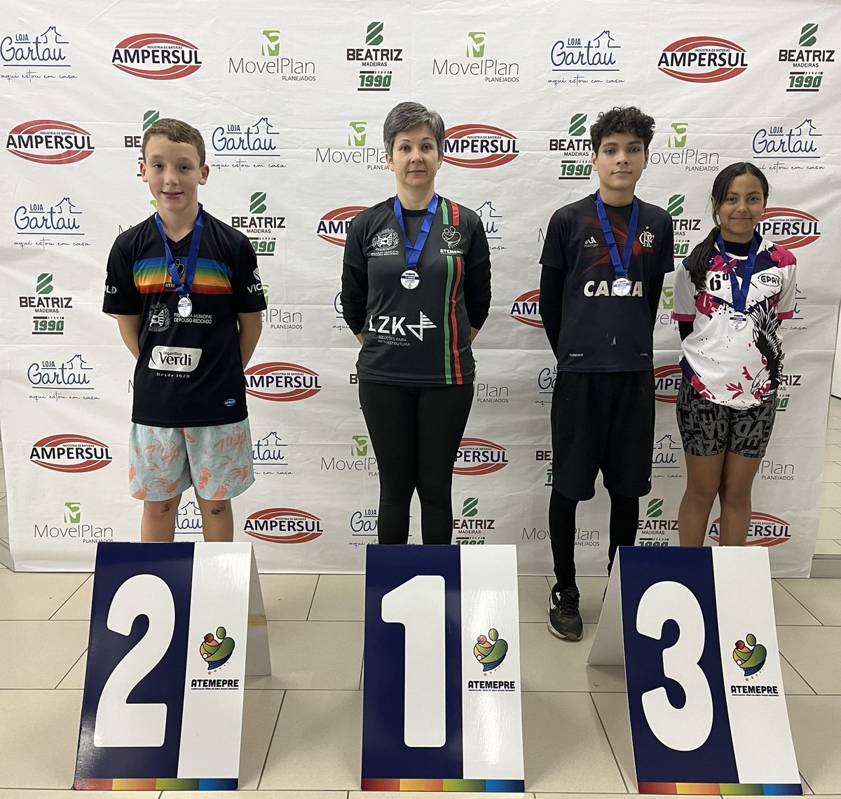 ATEMEPRE's tweet photo. Ontem realizamos a 6ª Etapa do nosso Ranking Interno!!! 🏓 Confira os medalhistas de cada Rating. 🥇🥈🥉
O evento conta com o patrocínio de:
@ampersul_baterias 
@beatrizmadeiras 
@lojagartau
@movelplanplanejados 
As próximas quatro edições acontecerão mensalmente até novembro. 👊 https://t.co/ubmxCxudjF