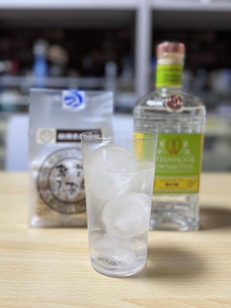 teqmae's tweet photo. 2杯目。BARで飲んで美味いと思ってたんだけど、最近中の人と飲む機会があったので改めて飲んだんだけど、やっぱ美味いわ、これ。

そして案の定、越谷ふありの季節限定黒胡椒があう🥳。

#Greenhook
#越谷ふあり https://t.co/nqPA8TAPF3
