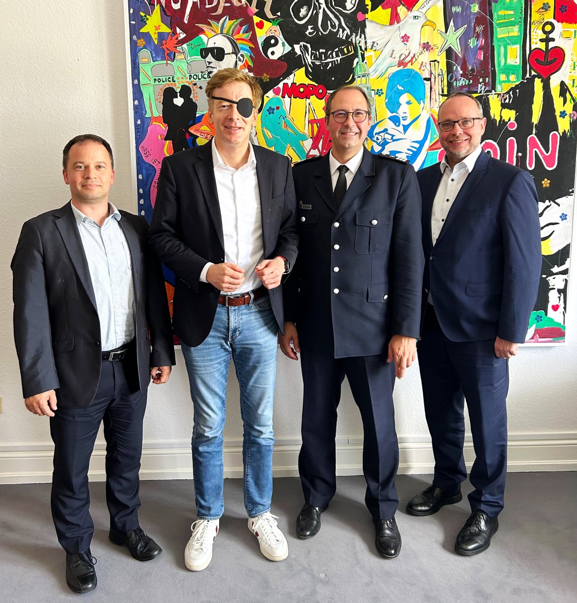 Heute haben sich Landesbereichsführer Harald Burghart und Geschäftsführer der FF Hamburg René Wendland mit den Bürgerschaftsabgeordneten <a href="/kienscherf/">Dirk Kienscherf</a> und <a href="/SoeSchu/">Sören Schumacher</a> getroffen, um sich zu den Themen der Freiwilligen Feuerwehr auszutauschen.
#landesbereichsfuehrung #hamburg112