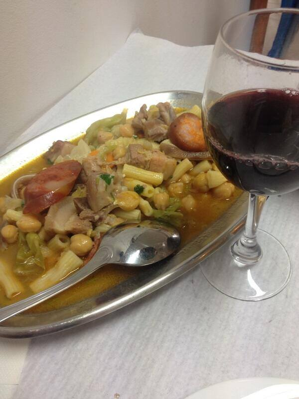 BimboProfessor's tweet photo. Caro @OlivierBonamici ,
Querem-te convencer do que não é possível.
Deixamos o Paulo ir com o @DavidRosaXCO a um restaurante comer as barritas e vamos nós os dois fazer a nossa dieta ok? https://t.co/IIfWrgGJCH