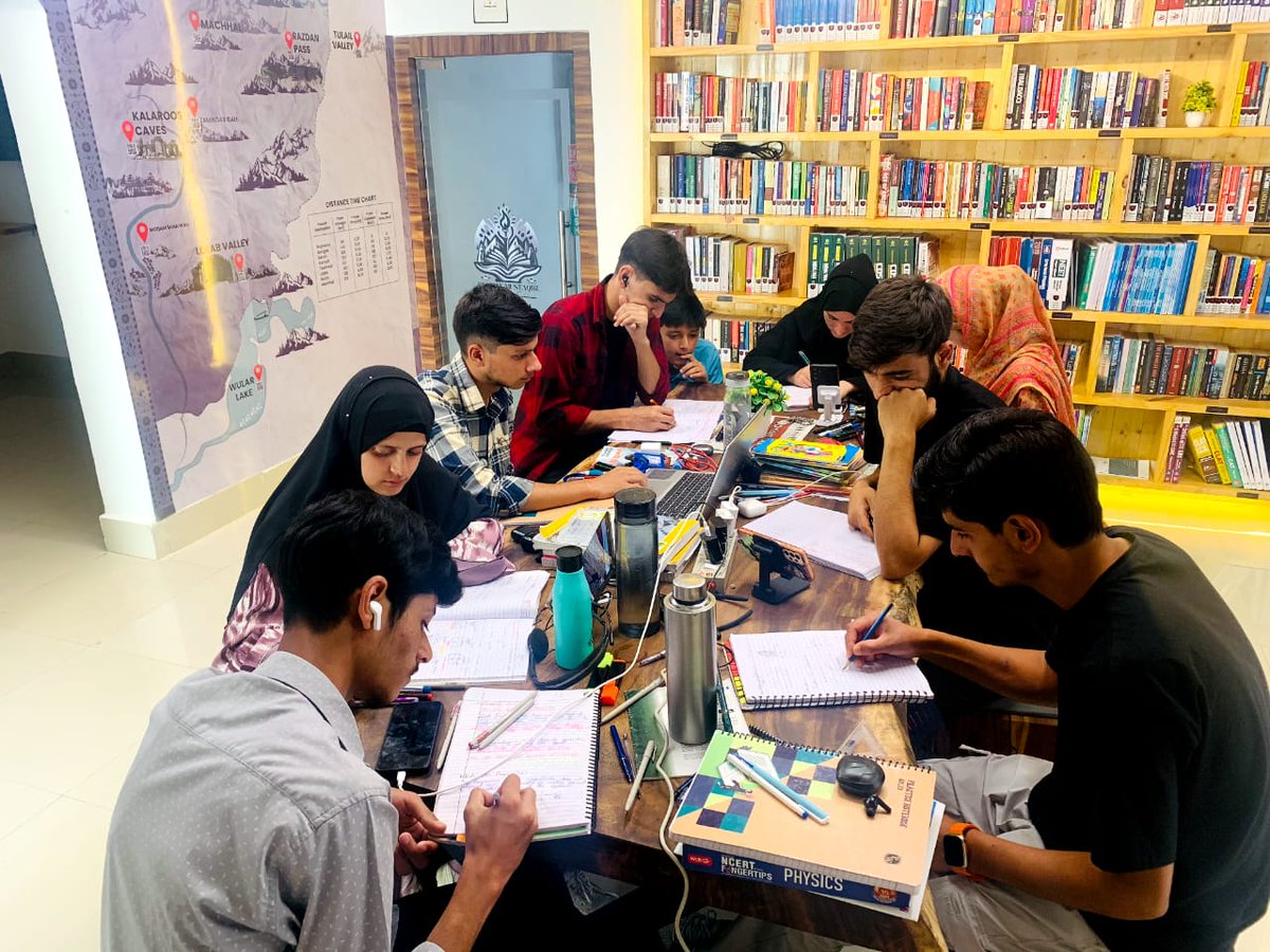 mustaq_roshan's tweet photo. Learning together, growing together,and achieving dreams
#roshanmustaqbilkupwara
#kupwara
#sparkcreativity
#digitalskills https://t.co/HCrMGd4EUb