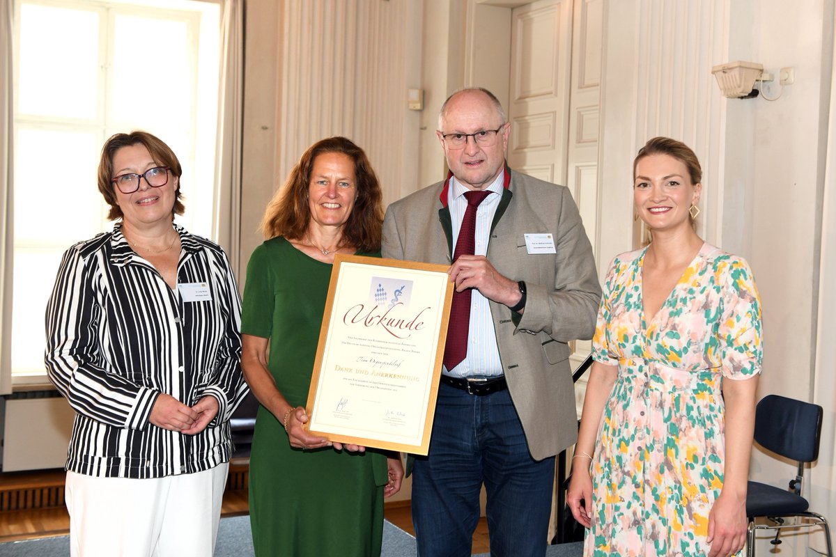 Deutsche Stiftung Organtransplantation (@dso_organspende) on Twitter photo Bayerns Gesundheitsministerin Judith Gerlach zeichnete gestern die 3 Kliniken Aschaffenburg- Alzenau, Eichstätt und Kempten aus. Der Ehrenpreis zur Förderung der #Organspende ging an Prof. Anthuber & Katja Mayer <a href="/DCKongress/">DEUTSCHE GESELLSCHAFT FÜR CHIRURGIE e.V. (DGCH)</a>-Organspendelauf.
Mehr Infos➡️ dso.de/dso/presse/pre… Bayerns Gesundheitsministerin Judith Gerlach zeichnete gestern die 3 Kliniken Aschaffenburg- Alzenau, Eichstätt und Kempten aus. Der Ehrenpreis zur Förderung der #Organspende ging an Prof. Anthuber & Katja Mayer <a href="/DCKongress/">DEUTSCHE GESELLSCHAFT FÜR CHIRURGIE e.V. (DGCH)</a>-Organspendelauf.
Mehr Infos➡️ dso.de/dso/presse/pre…