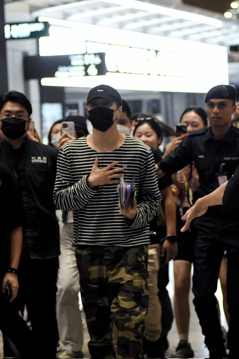 MyKpopHuntress's tweet photo. 240711 LAY ZHANG @ KLIA Malaysia (KUL>>NRT) 

Bye bye ABANG LAY @layzhang datang lagi tau! ㅠㅠ

#layzhang #张艺兴 #LAY_GRANDLINE4 #GRANDLINE4inKL #GRANDLINEinMY #LAYinKL #LAYinMY #abangLAYbalikMALAYSIA https://t.co/r6TYoaKgz0