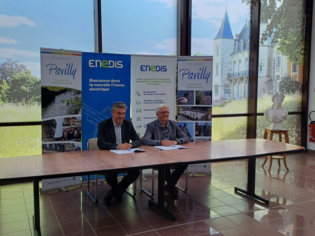 enedis_normand's tweet photo. đïž @enedis et la ville de #Pavilly renouvellent officiellement le contrat de concession dâ#Ă©lectricitĂ© âĄïž pour une durĂ©e de 30 ans ! Ce nouveau contrat permet d'intĂ©grer les Ă©volutions rĂšglementaires et favoriser la mise en Ćuvre des projets autour de la #transitionĂ©nergĂ©tique . https://t.co/Jx1YKlMAEB