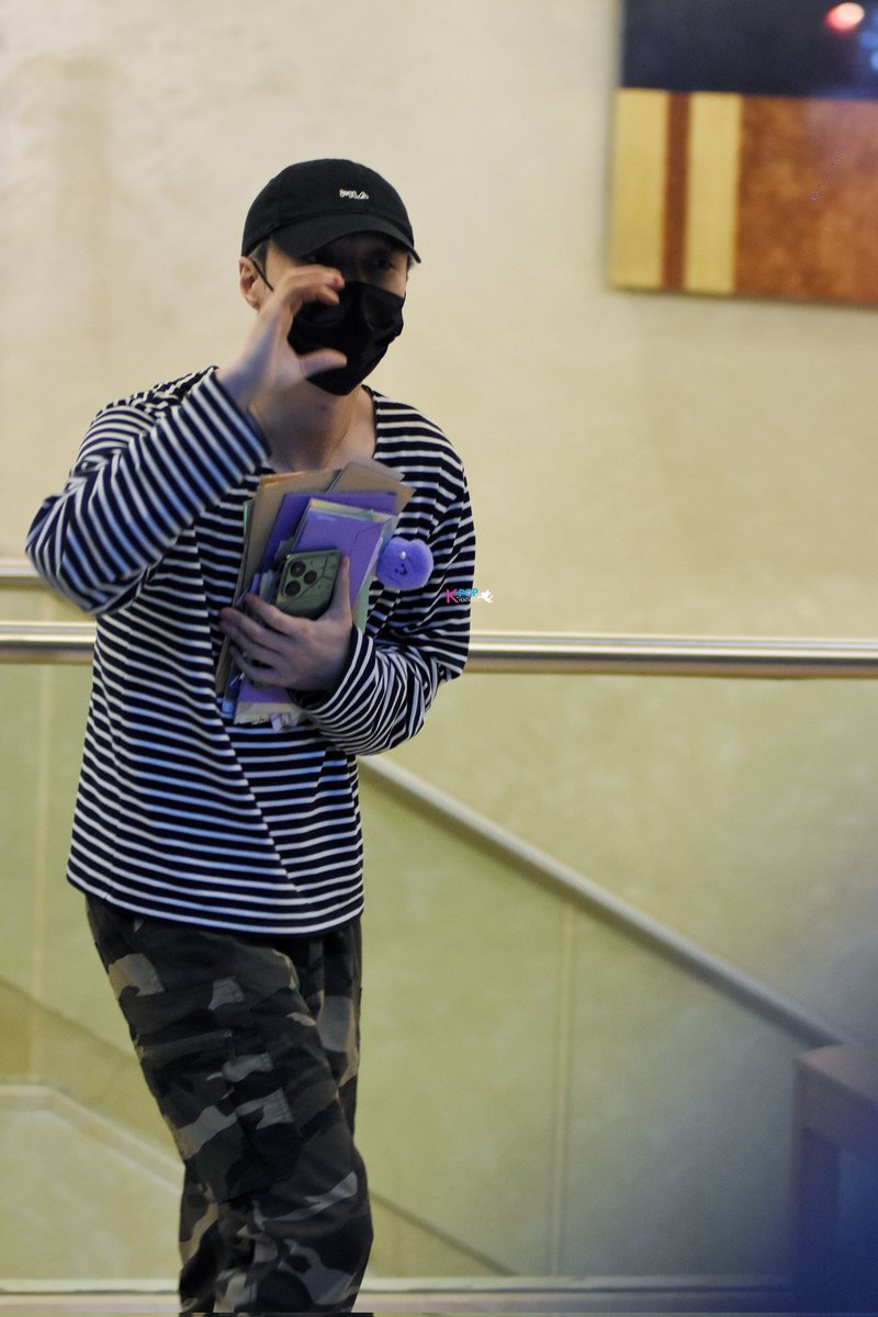 MyKpopHuntress's tweet photo. @layzhang 👋👋👋👋😭😭😭😭
#layzhang #张艺兴 #LAY_GRANDLINE4 #GRANDLINE4inKL #GRANDLINEinMY #LAYinKL #LAYinMY #abangLAYbalikMALAYSIA https://t.co/4NXKsvMOoy