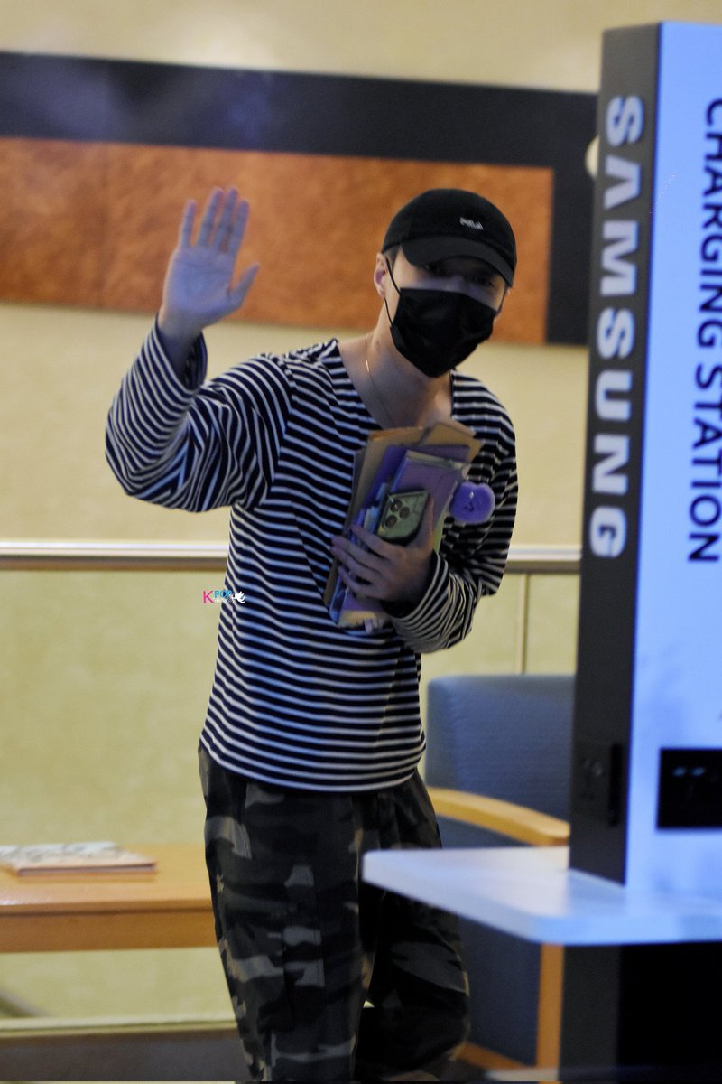 MyKpopHuntress's tweet photo. @layzhang 👋👋👋👋😭😭😭😭
#layzhang #张艺兴 #LAY_GRANDLINE4 #GRANDLINE4inKL #GRANDLINEinMY #LAYinKL #LAYinMY #abangLAYbalikMALAYSIA https://t.co/4NXKsvMOoy