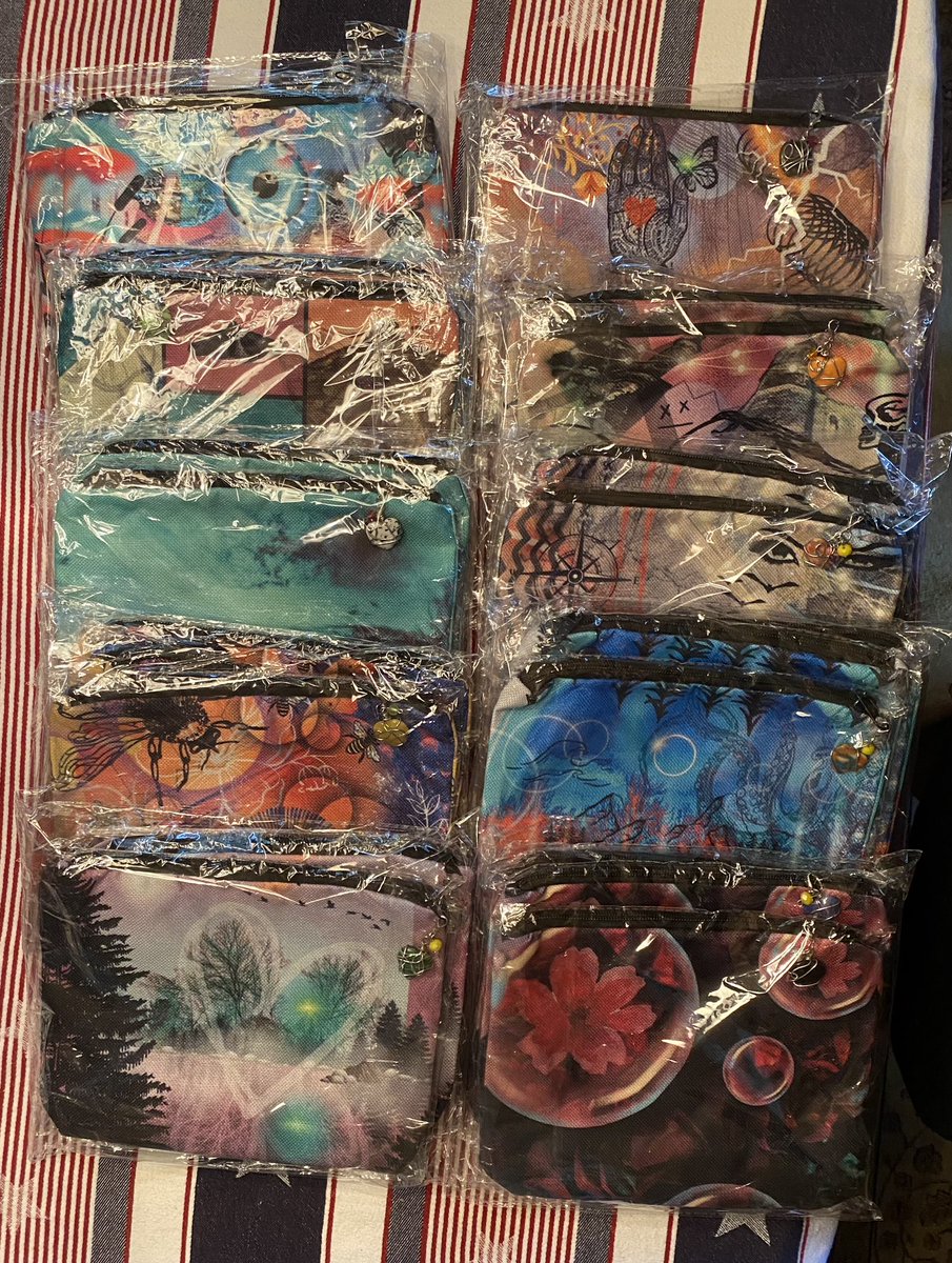 tmanuspiccolo's tweet photo. Preview of some new items available at Paracon 4! Come see me July 20th and 21st in Stratford, CT and pick up a one of a kind bag to hold all your cool stuff! ✌️✨🤘Details here: https://t.co/UYjKyqd8So #paracon #digitalart #digitalartwork #instagramart #wirejewelry https://t.co/CEhBJpyFN6