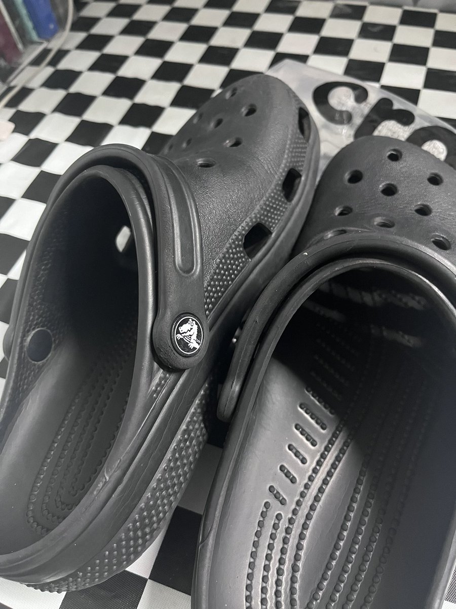 papapadeer's tweet photo. 📍 Crocs classic black📍
ของแท้ มือสอง 
ตำหนิตามการใช้งาน ป้ายครบ ถุงครบ
พร้อมทำความสะอาดให้
(สามารถดูเพิ่มเติมได้ค่า)
Size m7 W9/  39-40

-500฿ free shipping 

#ส่งต่อรองเท้า #รองเท้ามือสอง #ส่งต่อcrocs #crocsมือสอง #crocsthailand #ส่งต่อเสื้อผ้า #รองเท้าcrocsมือสอง https://t.co/a2FfXM5ptm