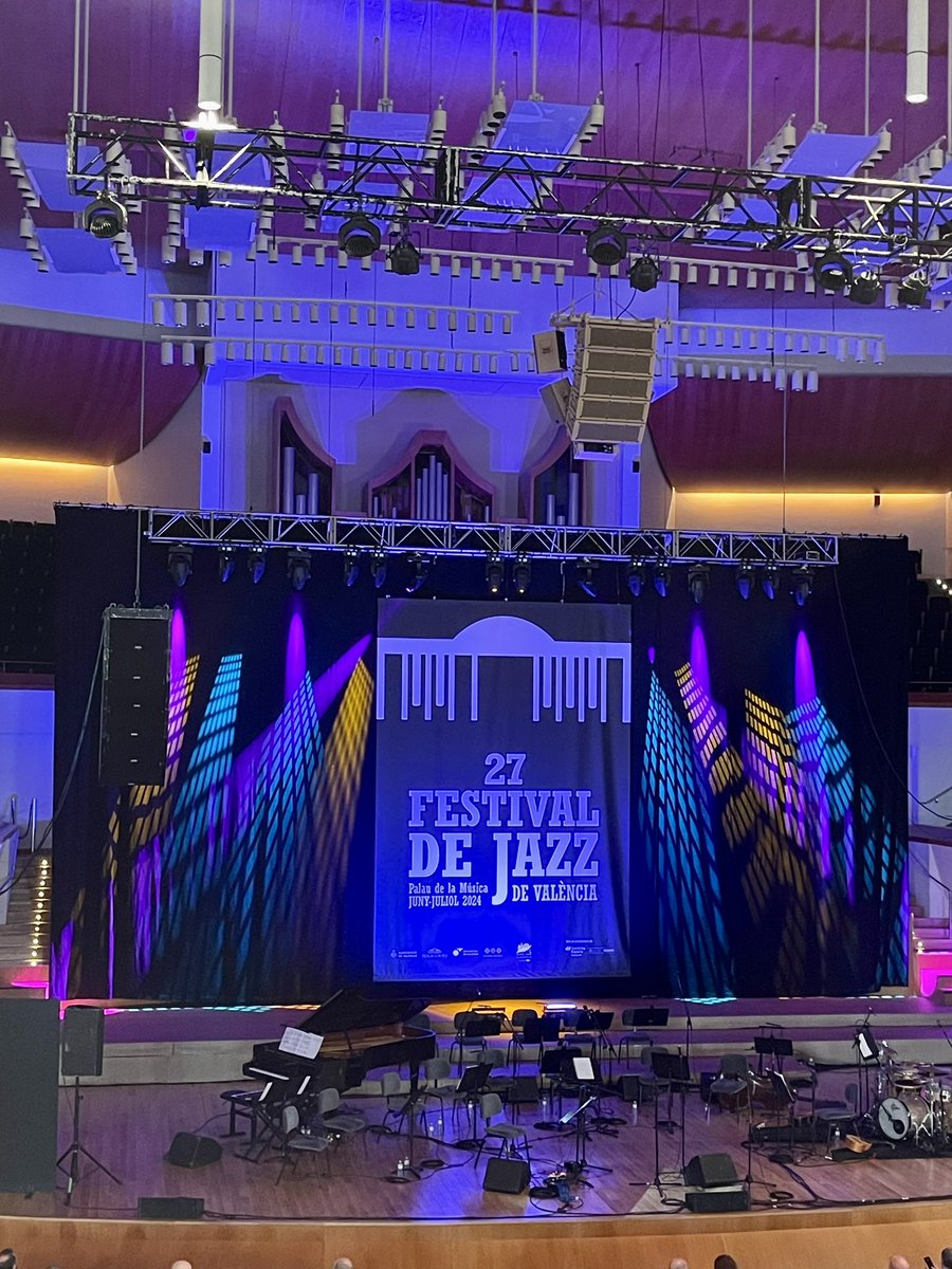 caroloco69's tweet photo. ¡Una noche de verano brutal!
La voz de #AndreaMotis , una caricia al alma. Además,sorpresa de actuaciones de #PericoSambeat y #PaquitoDRivera
#Jazz @palaumusicavlc #27FestivalDeJazzValencia https://t.co/4dZA94pEHi