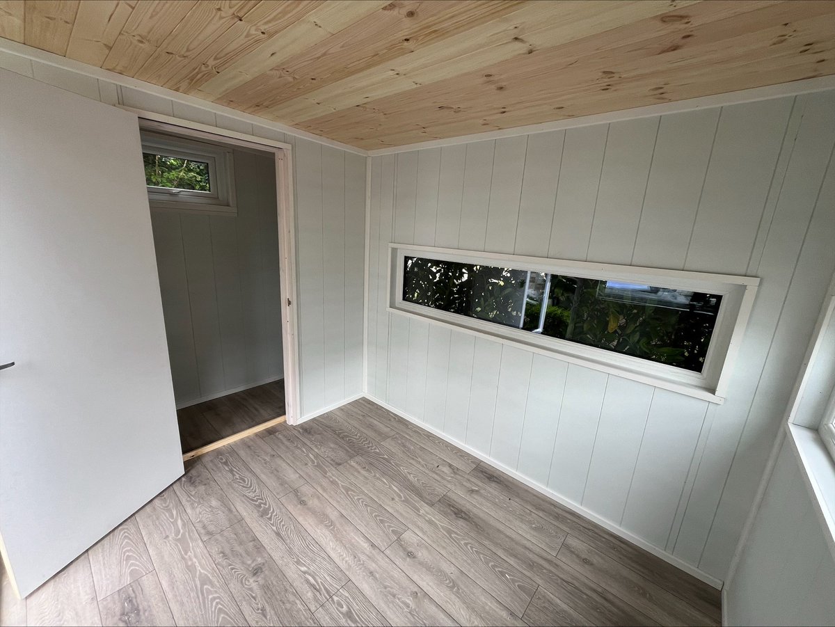 PhoenixShed's tweet photo. This is a 12’ x 8’ Richmond Garden Studio:
👉 Fully insulated and lined Garden Studio.
👉 Strongcore exterior painted in Snow White.
👉 External UPVC in Black Brown.
👉 Internal partition to create multi-rooms.
👉 Laminate Floor in Light Grey Oak.
#bespokebuilding #bespoke #sheds https://t.co/VJKcKosKIr