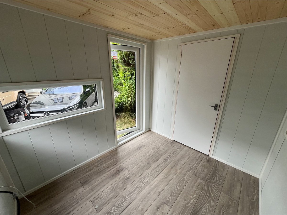 PhoenixShed's tweet photo. This is a 12’ x 8’ Richmond Garden Studio:
👉 Fully insulated and lined Garden Studio.
👉 Strongcore exterior painted in Snow White.
👉 External UPVC in Black Brown.
👉 Internal partition to create multi-rooms.
👉 Laminate Floor in Light Grey Oak.
#bespokebuilding #bespoke #sheds https://t.co/VJKcKosKIr