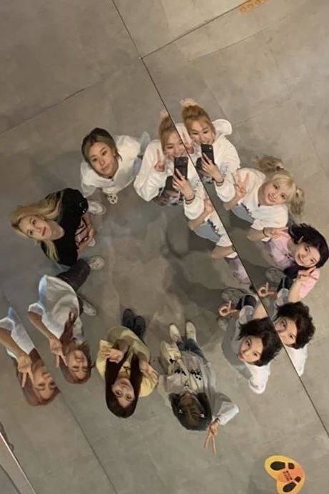 ollyssi's tweet photo. MY 9WICE FAM 🥹✨️
 
2015                                          2019
2020                                         2024 https://t.co/x4boH8klBV