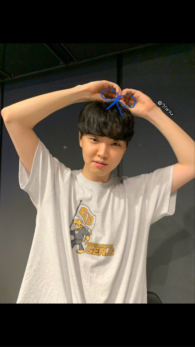 71iriu's tweet photo. 리본고양이 두둥등장 

#쵸비 #chovy https://t.co/mutHsZkJi7