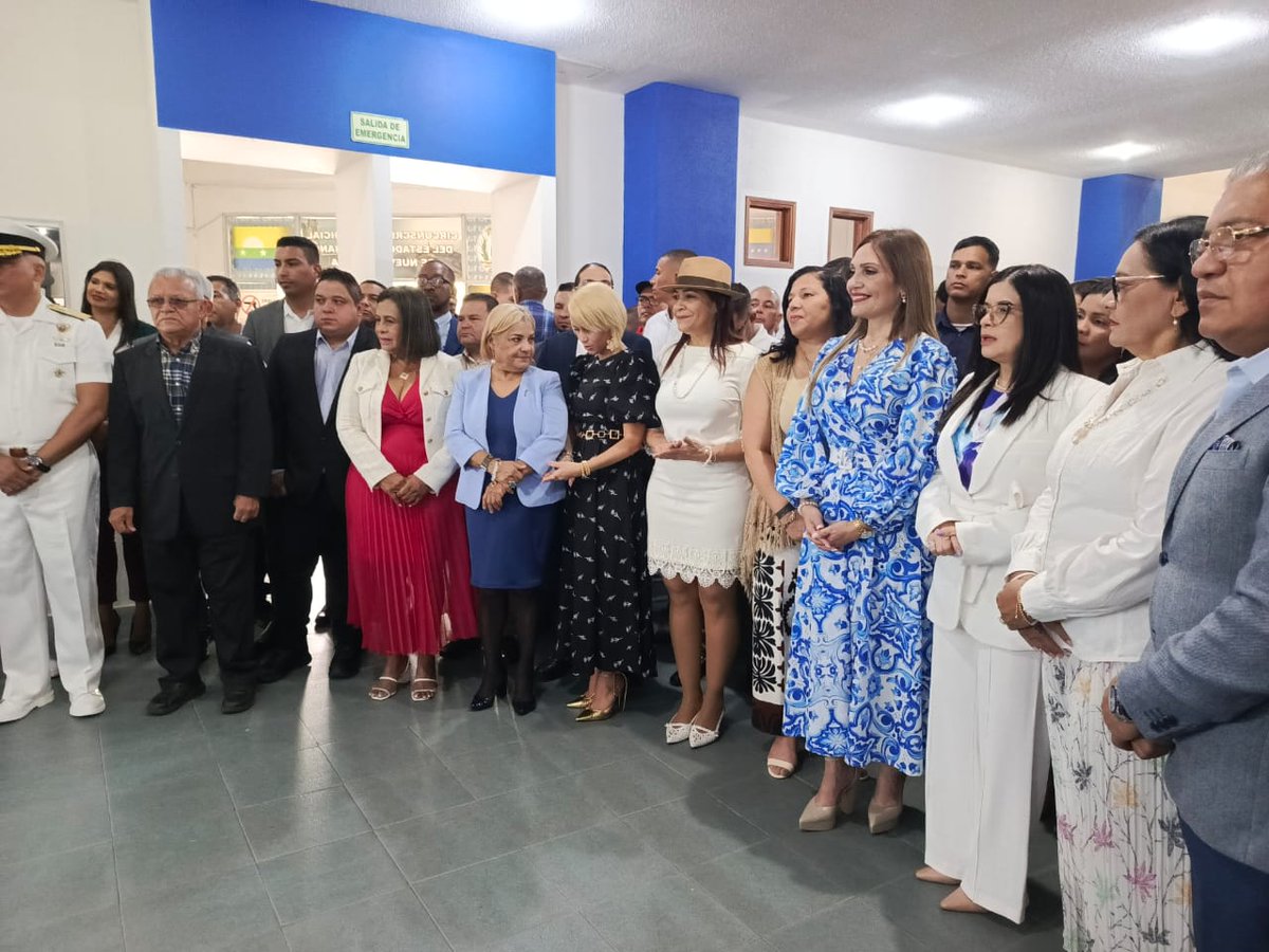 #Ahora presidenta MSc. Milagros Arzolay presente en la Inauguración de Tribunales en materia de Delitos de Violencia contra la Mujer en Nueva Esparta.#11Jul

#KeLacreoLaPoesia
#ConsejoLegislativoNE