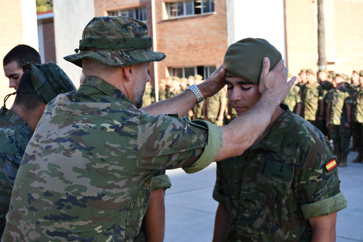MADOC_ET's tweet image. Acto de entrega de la boina e imposición de cinta identificativa a los alumnos de 1⁰ Ciclo 2024 tras superar la Fase de Formación Militar General en el #CEFOT2 #Camposoto #SanFernando
▶️ejercito.defensa.gob.es/unidades/Cadiz…

#SomostuEjército 
#EjércitodeTierra
