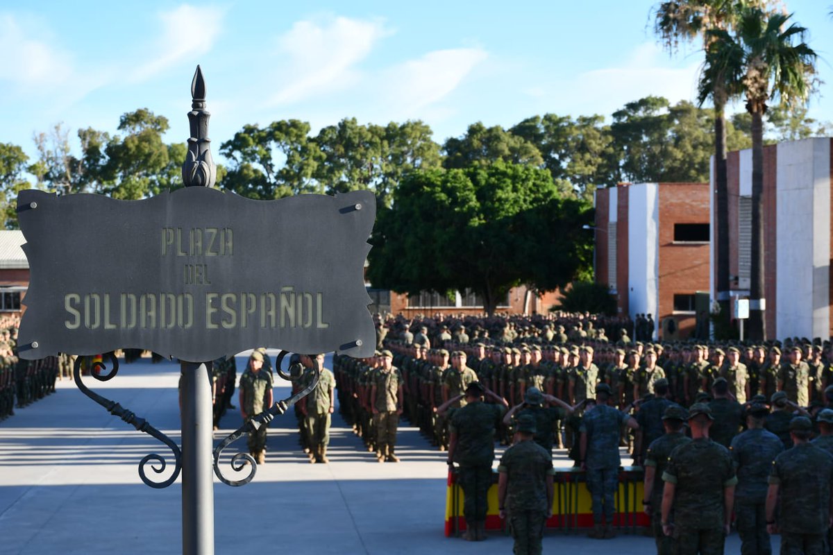 MADOC_ET's tweet image. Acto de entrega de la boina e imposición de cinta identificativa a los alumnos de 1⁰ Ciclo 2024 tras superar la Fase de Formación Militar General en el #CEFOT2 #Camposoto #SanFernando
▶️ejercito.defensa.gob.es/unidades/Cadiz…

#SomostuEjército 
#EjércitodeTierra