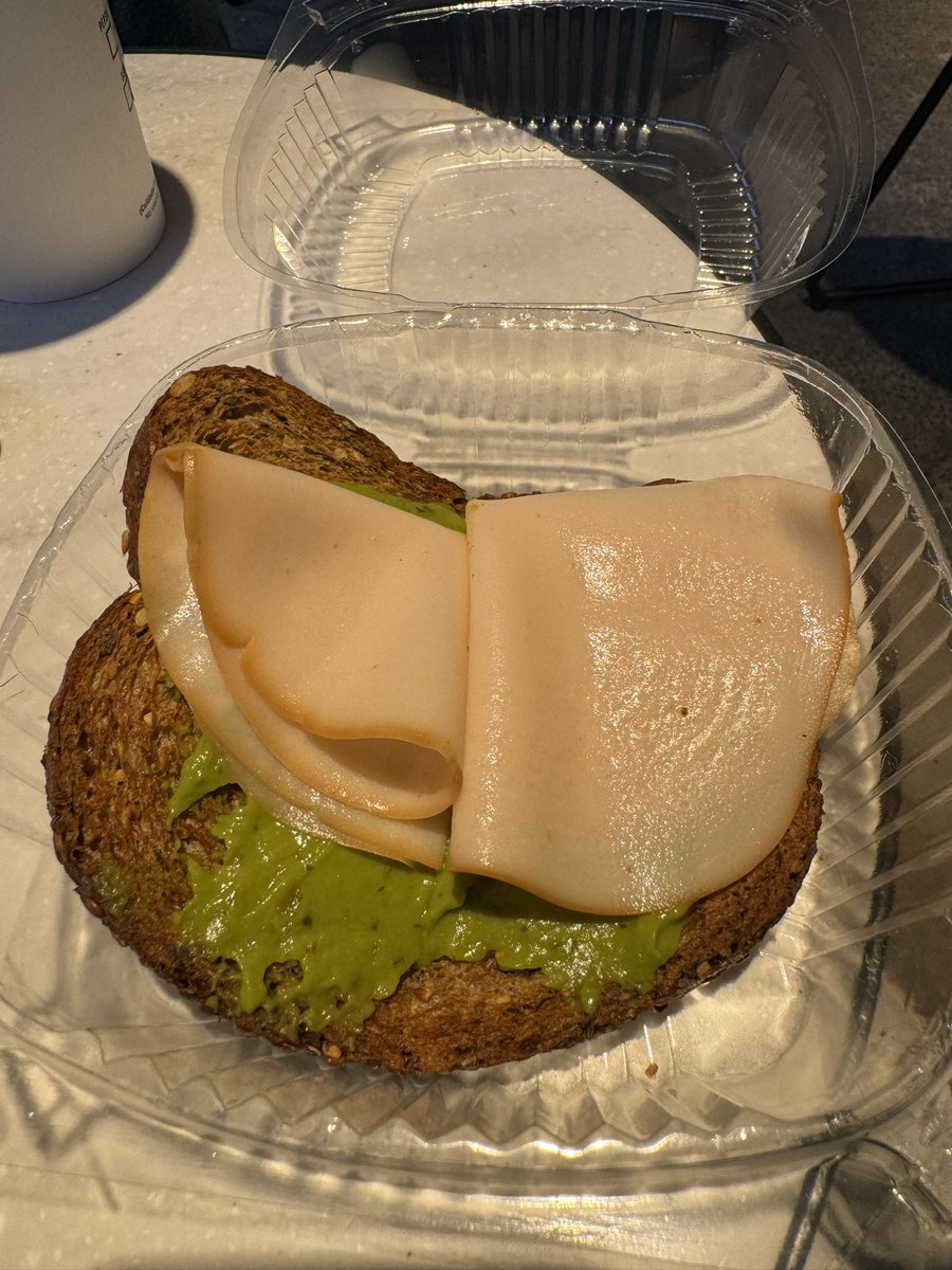 viajeromem's tweet photo. Super triste el avocado toast @StarbucksMex https://t.co/JJ18y57xuy