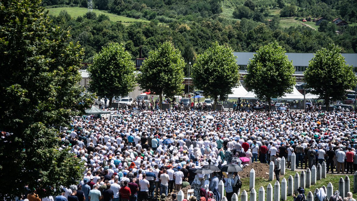 SrebrenicaMC's tweet photo. U Memorijalnom centru u Srebrenici klanjana je dženaza za 14 žrtava genocida. https://t.co/rMLbsOX79e