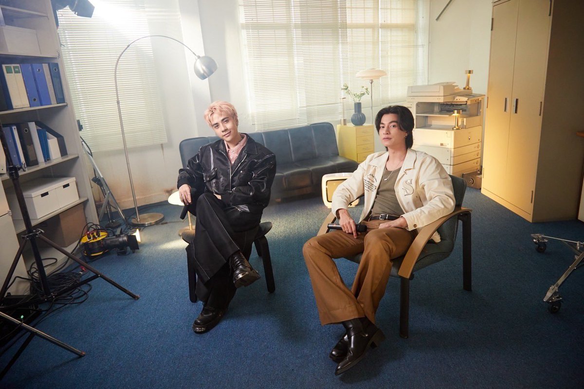 Bunterngonline's tweet photo. “กลัฟ-คณาวุฒิ” ปล่อยโปรเจคพิเศษ!ร่วมกับศิลปินเวียดนามชื่อดัง Quang Hùng MasterD ในเพลง “แค่เรา”

ไม่ปล่อยให้แฟนๆ ได้เหงาสำหรับหนุ่ม กลัฟ-คณาวุฒิ ไตรพิพัฒนพงษ์ ที่ล่าสุดเจ้าตัวปล่อ��ผลงานอีกหนึ่งชิ้นมาให้พี่ๆ ลูกบอลได้ติดตามกันกับโปรเจคพิเศษซิงเกิ้ลใหม่ล่าสุดในเพลง “แค่เรา” ซึ่งความพิเศษของเพลงนี้คือการคอลแลปกันระหว่างศิลปินเวียดนามชื่อดัง Quang Hùng MasterD โดยเพลงนี้เป็นการนำเพลงเวียดนามมาทำเป็นเวอร์ชั่นไทยครั้งแรก ซึ่งต้องบอกเลยว่าแค่เพียงปล่อย MVในวันแรกเมื่อวันที่ 10 กรกฎาคม แฟนๆ ทั้งไทยและอินเตอร์แฟนก็หวีดกัน��นติดเทรนทวิตเตอร์ (X) อันดับ 1 ทั้งในไทยและพร้อมกันอีกหลายประเทศ และยังได้ทะยานสู่เทรนโลก งานนี้เรียกว่าไม่ว่าหนุ่มกลัฟจะปล่อยผลงานอะไรมาก็ปัง!ทุกอย่างจริงๆ 

เพิ่มเติม➡️ https://t.co/wAEiXjpI65 
ลิงค์เพลง : https://t.co/Jx2iyxvh0n
#gulfkanawut 
#กลัฟคณาวุฒิ
#แค่เรา
#MVแค่เรา
#บันเทิงไทยออนไลน์
#bunterngthaionline