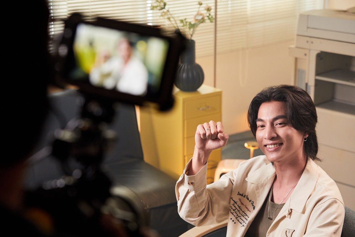 Bunterngonline's tweet photo. “กลัฟ-คณาวุฒิ” ปล่อยโปรเจคพิเศษ!ร่วมกับศิลปินเวียดนามชื่อดัง Quang Hùng MasterD ในเพลง “แค่เรา”

ไม่ปล่อยให้แฟนๆ ได้เหงาสำหรับหนุ่ม กลัฟ-คณาวุฒิ ไตรพิพัฒนพงษ์ ที่ล่าสุดเจ้าตัวปล่อ��ผลงานอีกหนึ่งชิ้นมาให้พี่ๆ ลูกบอลได้ติดตามกันกับโปรเจคพิเศษซิงเกิ้ลใหม่ล่าสุดในเพลง “แค่เรา” ซึ่งความพิเศษของเพลงนี้คือการคอลแลปกันระหว่างศิลปินเวียดนามชื่อดัง Quang Hùng MasterD โดยเพลงนี้เป็นการนำเพลงเวียดนามมาทำเป็นเวอร์ชั่นไทยครั้งแรก ซึ่งต้องบอกเลยว่าแค่เพียงปล่อย MVในวันแรกเมื่อวันที่ 10 กรกฎาคม แฟนๆ ทั้งไทยและอินเตอร์แฟนก็หวีดกัน��นติดเทรนทวิตเตอร์ (X) อันดับ 1 ทั้งในไทยและพร้อมกันอีกหลายประเทศ และยังได้ทะยานสู่เทรนโลก งานนี้เรียกว่าไม่ว่าหนุ่มกลัฟจะปล่อยผลงานอะไรมาก็ปัง!ทุกอย่างจริงๆ 

เพิ่มเติม➡️ https://t.co/wAEiXjpI65 
ลิงค์เพลง : https://t.co/Jx2iyxvh0n
#gulfkanawut 
#กลัฟคณาวุฒิ
#แค่เรา
#MVแค่เรา
#บันเทิงไทยออนไลน์
#bunterngthaionline