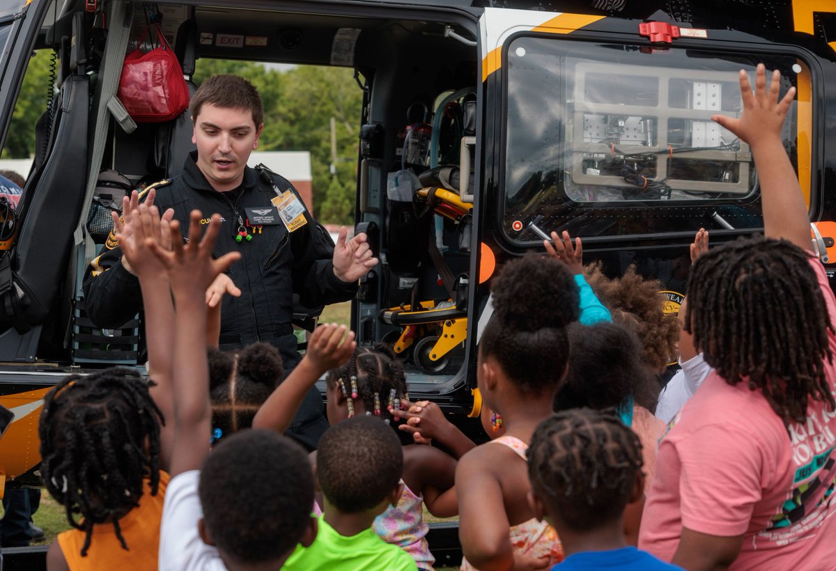 RPS_Schools's tweet image. Enormous gratitude to the @VCUHealth LifeEvac crew for "dropping in" to share more about their work and how they provide critical care throughout VA. #WeAreRPS #TeachWithLove #LeadWithLove #ServeWithLove #InspiringYoungMinds #FutureHeroes