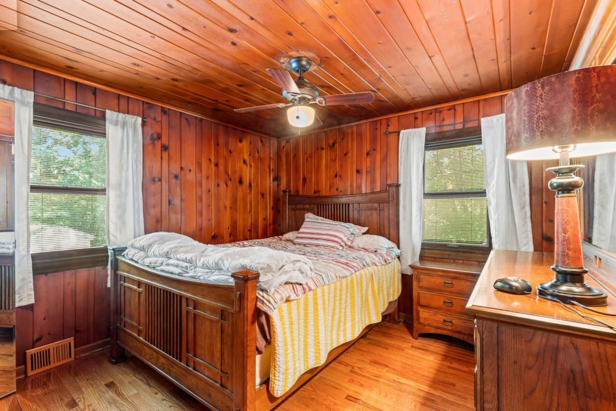 hommati227's tweet photo. 🏡✨ Lovingly maintained 3 bed/2 full bath brick ranch on almost 3/4 acre in McCandless.
📍9300 Venango Dr, Pittsburgh, PA 15237
View at: https://t.co/b0K63SGmEQ

Listed by: Joan Rim
📸 by: @Hommati227

#pittbsurghrealestateagent #pittsburghrealesatate... https://t.co/8KYOCOfb2o
