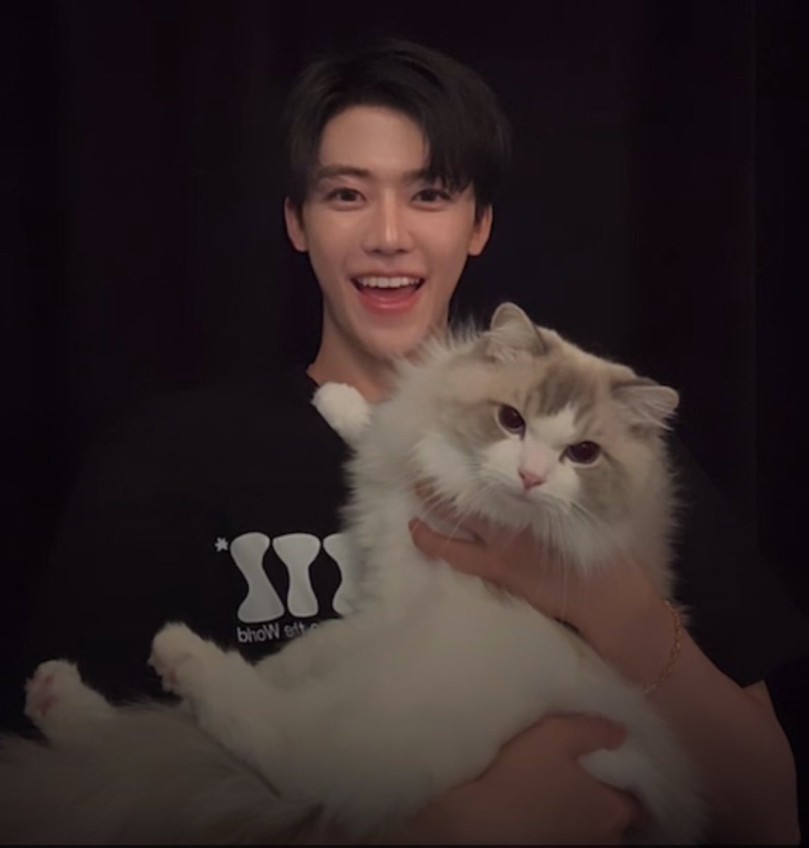 เขินไรวะแค่ผู้ชายเล่นกับแมว
ผู้ชายคนนั้น :