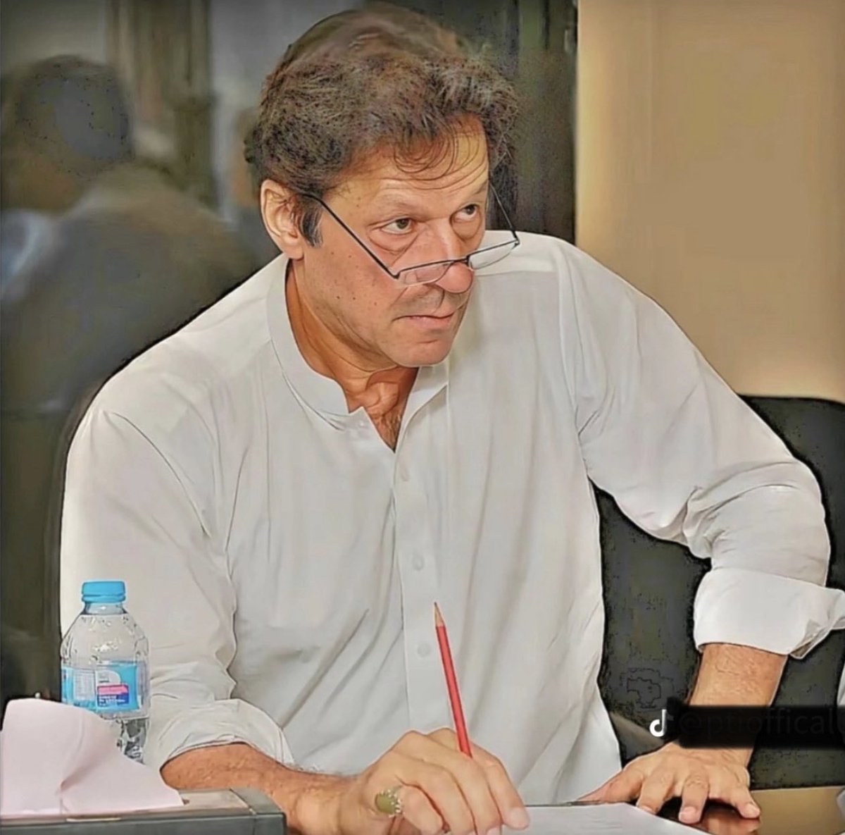 اس وقت مخالفین حیران وپریشان ہیں کیونکہ پی ٹی آئی وکلا صبح عدالتوں میں مقدمے لڑتے ہے اور شام کو لیڈرز بن کر مخالفین کو بجاتے ہے واہ کیا بازی کھیلی ہے مرشد نے 🔥