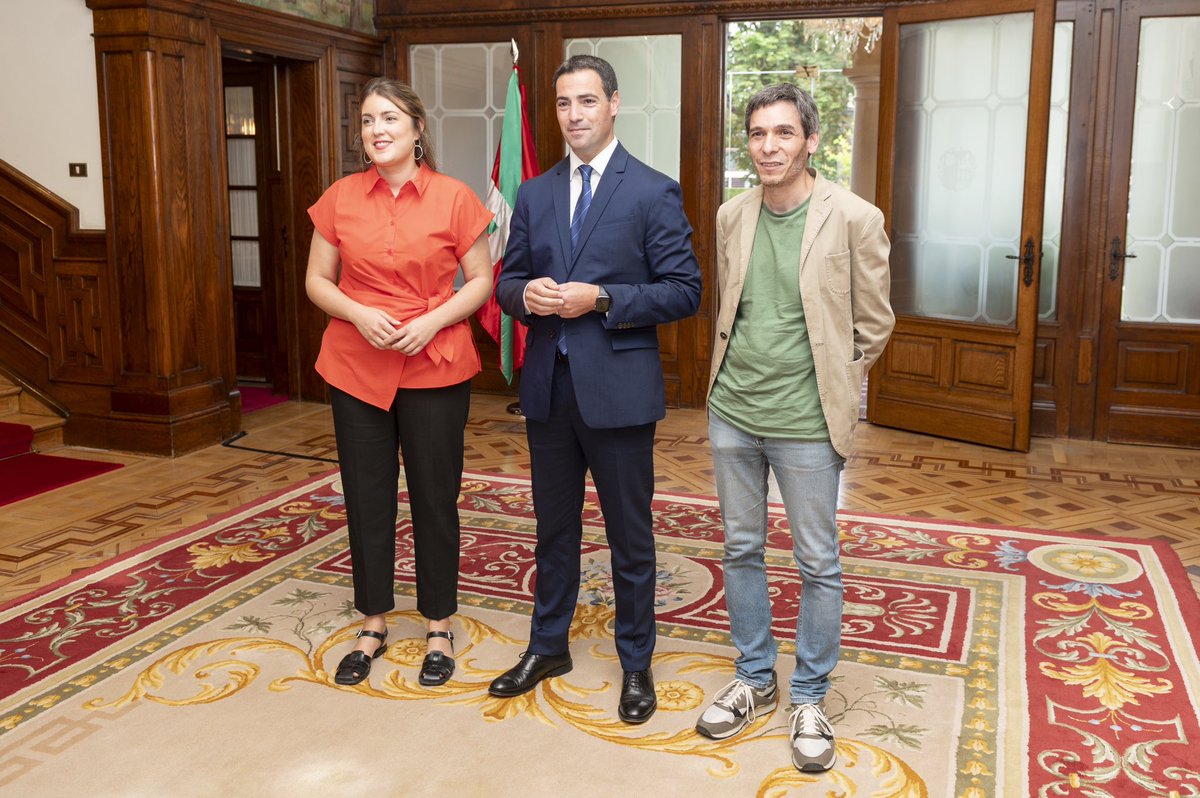 alba_garcia_m's tweet photo. Gaur Lehendakariarekin egon gara gure lehentasunak azaltzeko.

Hemos podido intercambiar impresiones y trasladar nuestras propuestas ante los grandes retos que tiene el país: la vivienda, la situación de Osakidetza y la transición energética. https://t.co/dahwcWuDAv