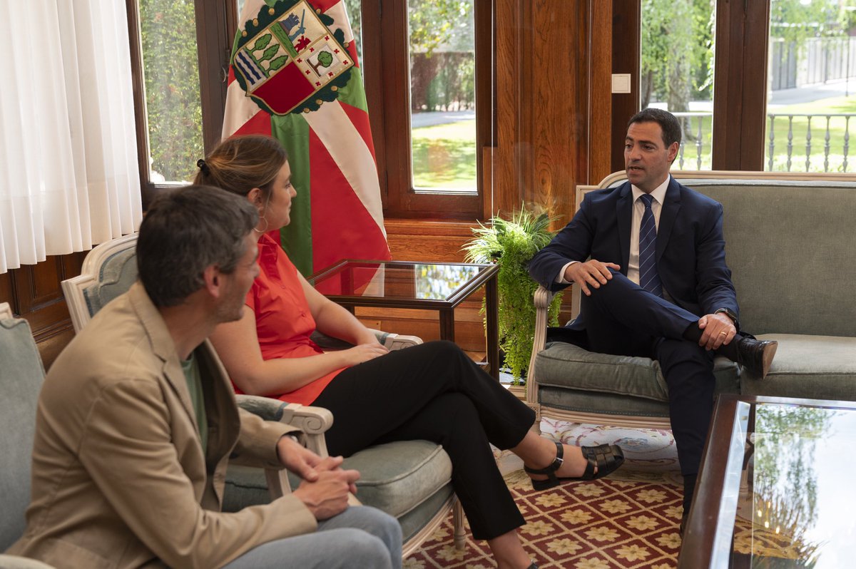 Gaur Lehendakariarekin egon gara gure lehentasunak azaltzeko.

Hemos podido intercambiar impresiones y trasladar nuestras propuestas ante los grandes retos que tiene el país: la vivienda, la situación de Osakidetza y la transición energética.