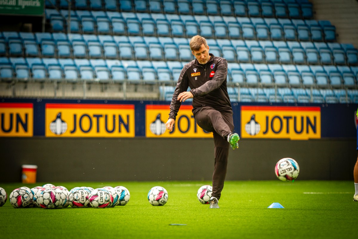 Noen 📸 fra dagens trening. Vi kjører hardt nå og skal virkelig gi Bodø Glimt kamp om poengene på lørdag. 

Kommer du og støtter oss på lørdag?

(flere bilder på Instagram ⚽️)

#SandefjordFotball #Fotball #Sandefjord #trening #Eliteserien #VierBlå #Sommerfjord #Football
