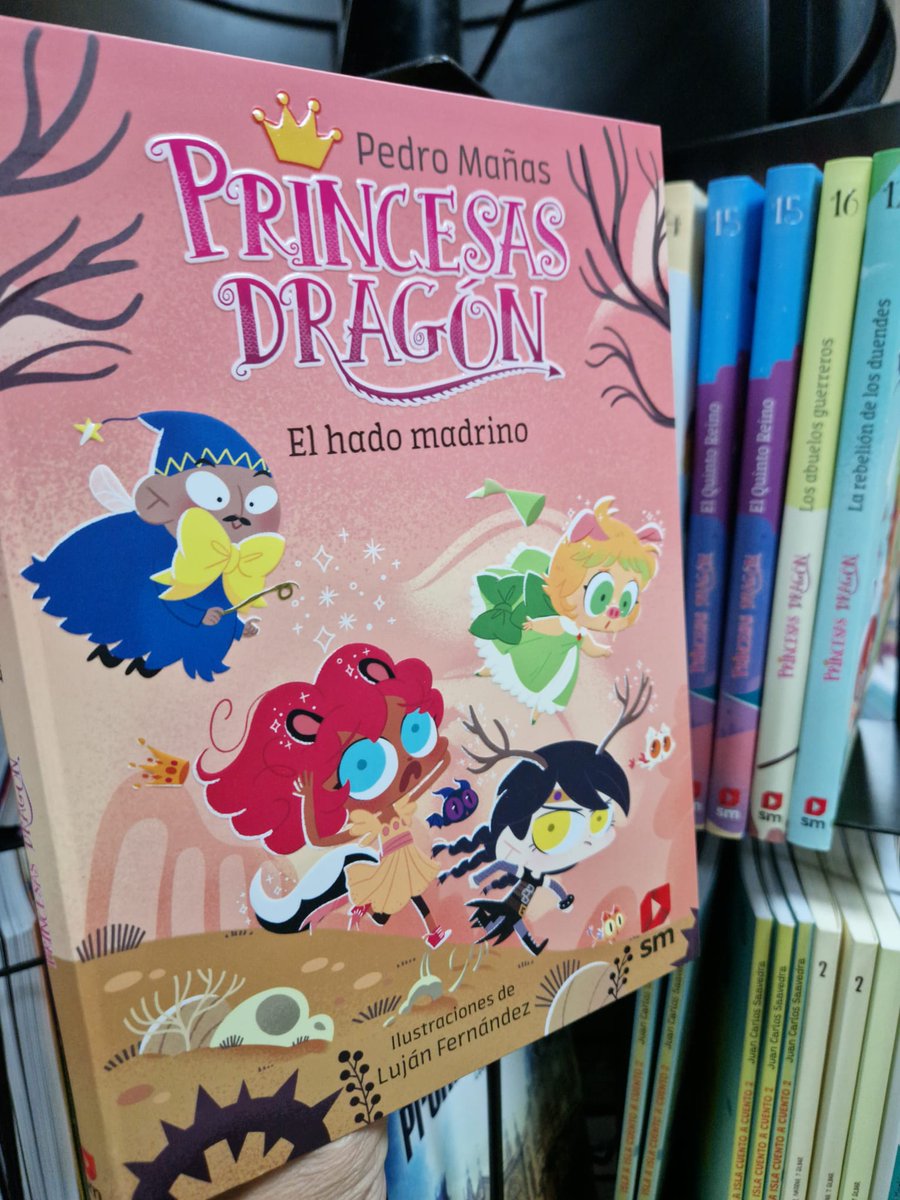 Libreria Yaya (@libreriayaya) on Twitter photo #princesasdragon18 #elhadomadrino <a href="/pedro_manas/">Pedro Mañas Romero</a>
🎨Ilustraciones de <a href="/lujus/">Luján Fernández🌸</a> <a href="/SMlibros_es/">SM Libros</a>
¡Es el cumpleaños de Koko! El día que más odia en el mundo. Se lo tiene dicho a sus amigos: que no la feliciten, que no le hagan fiestas ni obsequios. A pesar de eso, le han regalado... #princesasdragon18 #elhadomadrino <a href="/pedro_manas/">Pedro Mañas Romero</a>
🎨Ilustraciones de <a href="/lujus/">Luján Fernández🌸</a> <a href="/SMlibros_es/">SM Libros</a>
¡Es el cumpleaños de Koko! El día que más odia en el mundo. Se lo tiene dicho a sus amigos: que no la feliciten, que no le hagan fiestas ni obsequios. A pesar de eso, le han regalado...