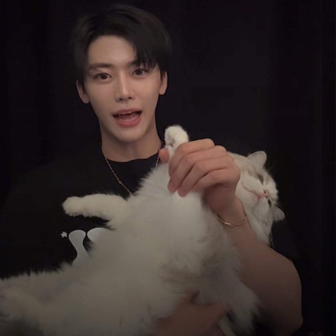 เมื่อก่อนใช้มืออุ้ม                                  ตอนนี้ใช้แขนอุ้ม