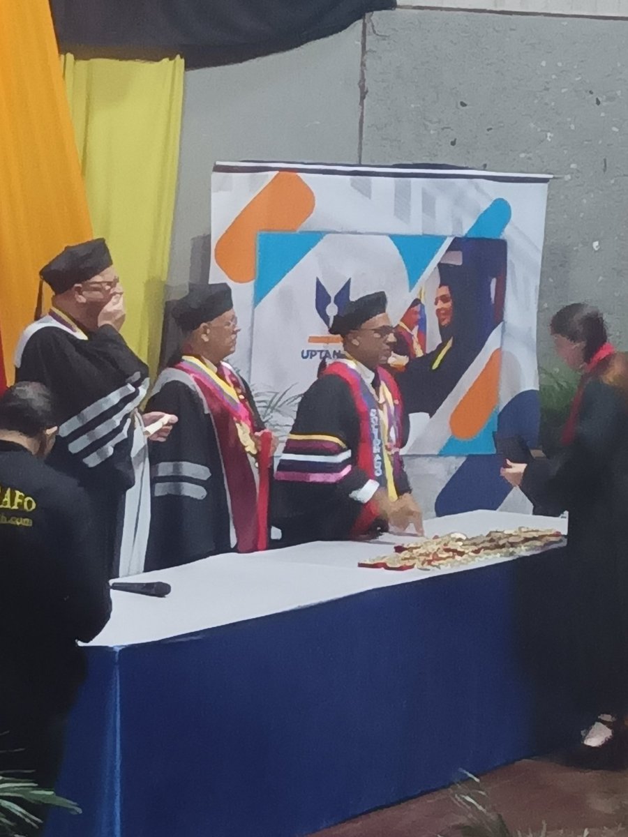 uptamcaoficial's tweet photo. #enterate Desde la Sala Emma Soler del Complejo Cultural Cecilio Acosta, autoridades rectorales de la #Uptamca hacen la entrega de títulos de grado a nuevos profesionales de la promoción Bicentenario de la Batalla de Ayacucho #generacionautentica https://t.co/XdgQl2sync