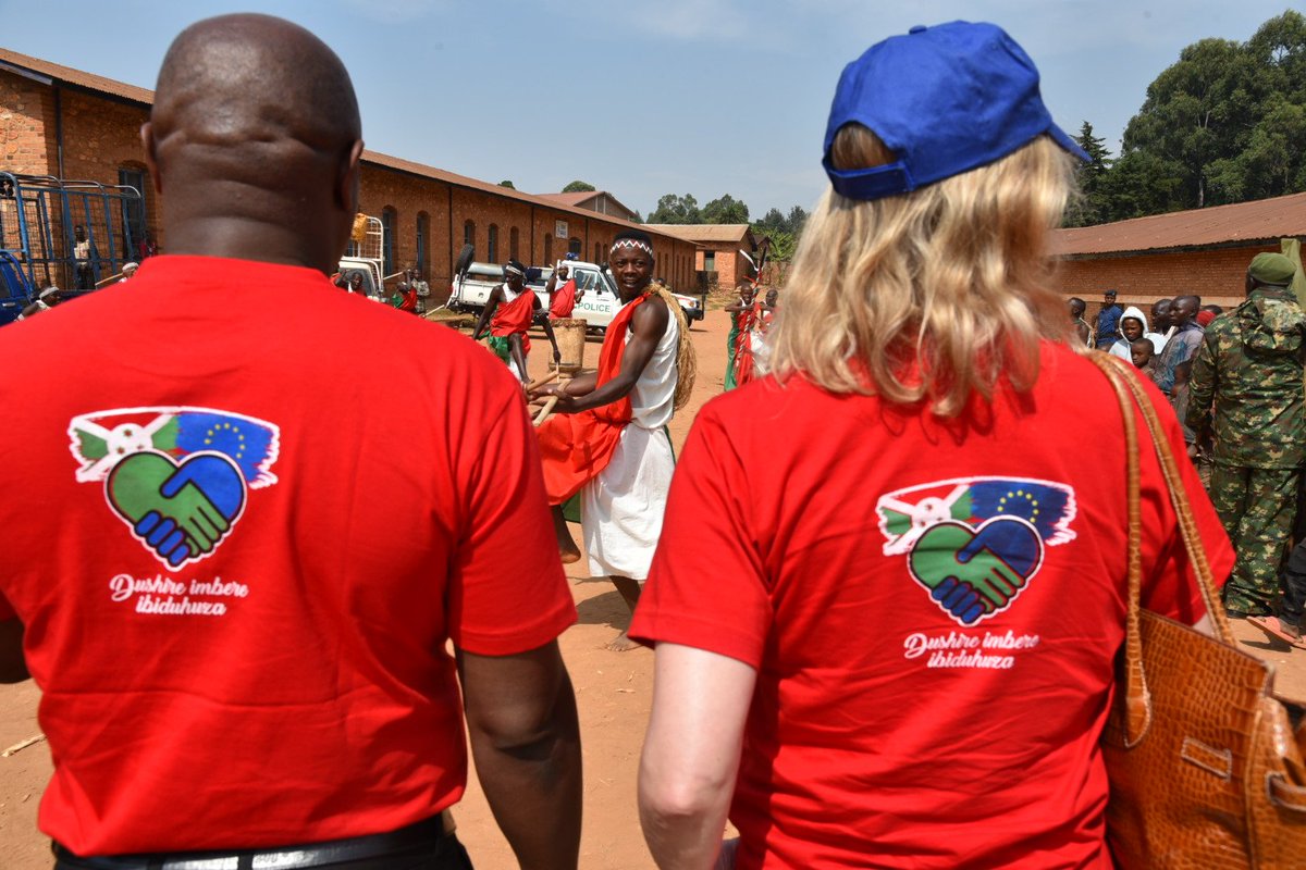 UEauBurundi's tweet photo. 1/J4 de la ##CaravaneBurundiUE à @KayanzaProvince: visite du gouverneur suivie à Gatara d'une séance de sensibilisation organisée par @AvsiBurundi. Près de 40 femmes  accompagnées de leurs enfants ont assisté à une démonstration de nutrition équilibrée.
#DushireImbereIbiduhuza https://t.co/sJi16dAOWB