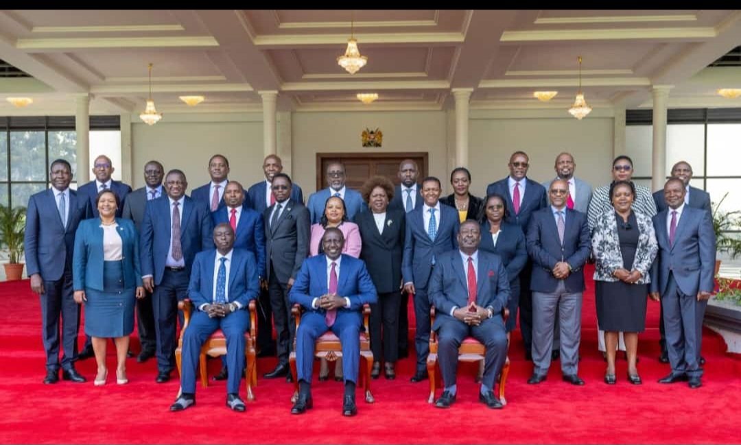 Mu_kamih's tweet photo. Reminds me of high school in Kenyan Schools;
Teacher: If you're standing in my class, get out 👉, and if you're seated, remain seated.
🤣🤣

#RutoMustGo https://t.co/3YraOaTSCj