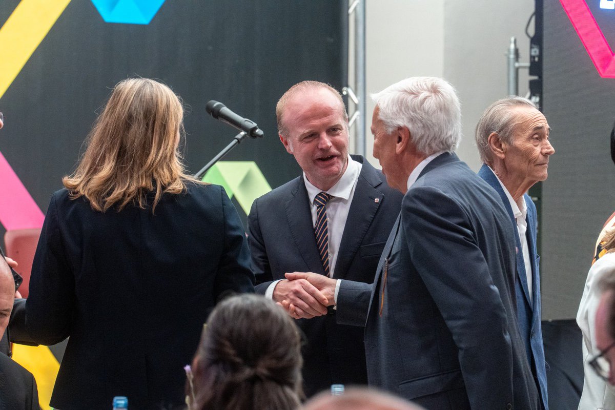 albertcaste's tweet image. 🏆 Magnífics #PremisCambra de @CambraTerrassa a #Matadepera. Un honor haver presidit el jurat d’uns merescudíssims reconeixements empresarials amb el maridatge de #CarmeRuscalleda 😋