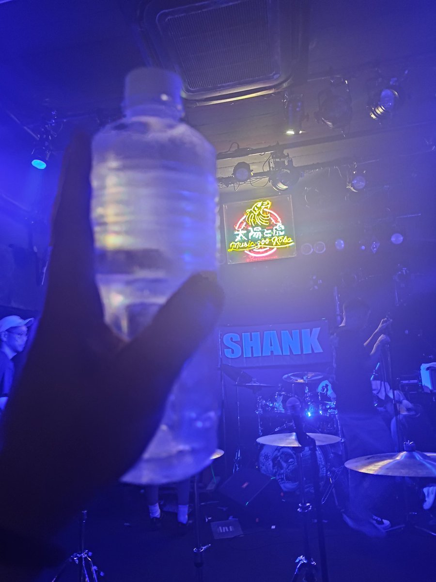 rock227_9's tweet photo. 今日水持って来るの忘れたSHANKやべぇって思ってたらSHADOWS終わった後にハヤト君がお水投げてくれて
GET ことなき NOT 熱中症 になった

命の水でした ありがとうございました https://t.co/B7raB0C83x