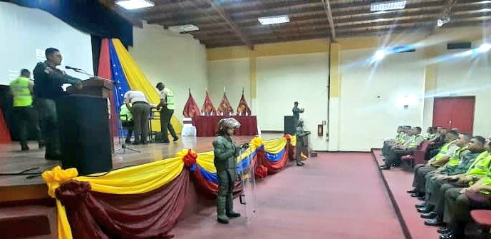 civiscea50's tweet photo. 🔴 #Ahora || El personal de este Centro de Entrenamiento Aeronáutico, asiste a la clase magistral sobre el orden interno y público, en el marco al próximo Plan República, comprometidos con la defensa, soberanía y paz de nuestro pueblo.
#FANB
#SoloUnidosVenceremos
#11Jul https://t.co/AcyBjcFRxH