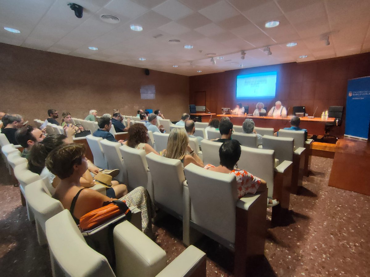 Responsables de les 27 col.leccions patrimonials de la <a href="/UniBarcelona/">Universitat de Barcelona</a>, del <a href="/crai_ub/">CRAI UniBarcelona</a> i de l'<a href="/ArxiuUB/">Arxiu UB</a> ens hem reunit als Pavellons Güell i a la facultat de <a href="/Dret_UB/">Facultat de Dret UB</a>, dos dels edificis més emblemàtics del Patrimoni UB