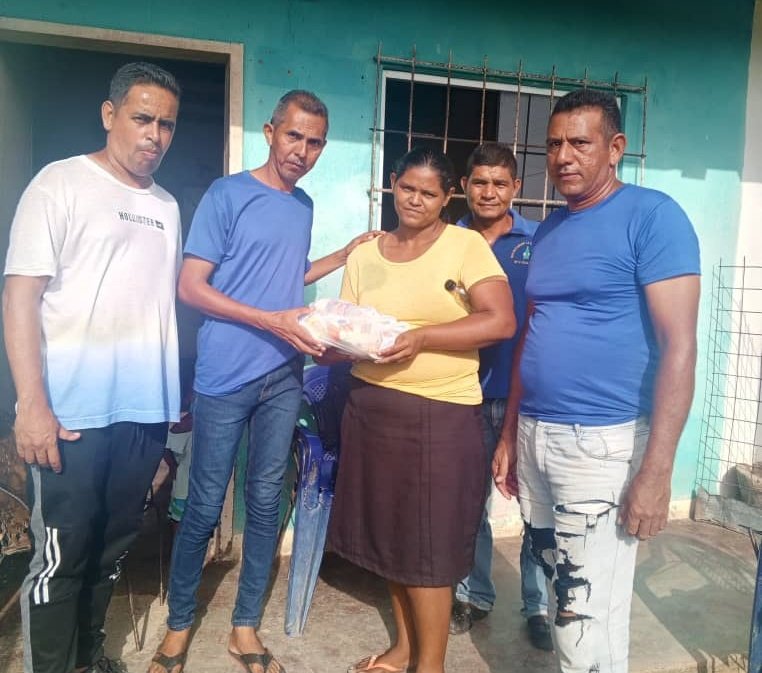 CojedesUNT1's tweet photo. #11Jul|| DEM #Pao llega hasta los caseríos más alejados de la municipalidad. Ésta vez recorrieron Aragüita y Lagunita, haciendo entrega de alimentos a familias de casos vulnerables y motivando al voto para nuestro candidato @EdmundoGU, por una vida digna para todos los cojedeños. https://t.co/qLHWTzZJEs
