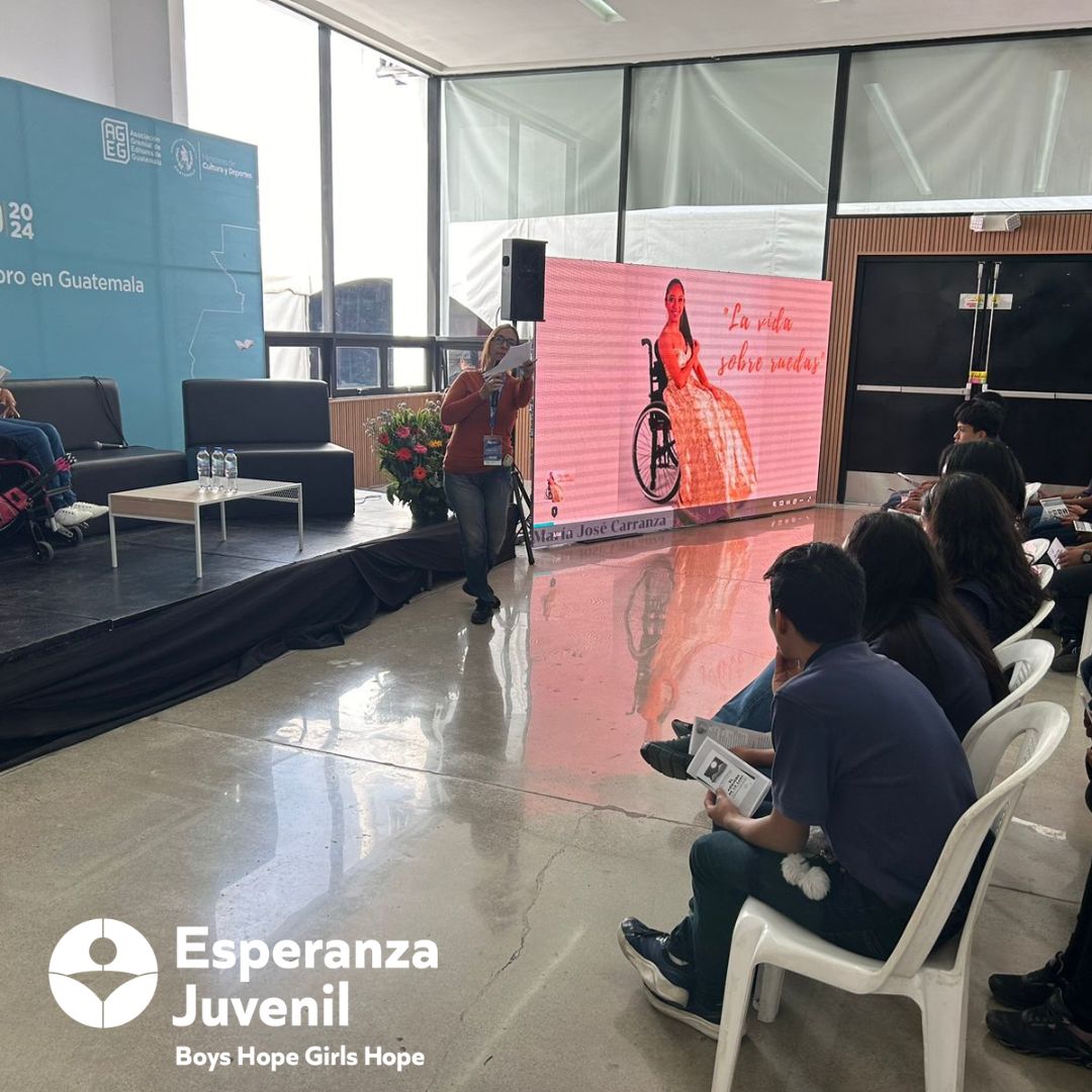 Para la formación integral de nuestros estudiantes, facilitamos su participación en eventos como la Feria Internacional del Libro de Guatemala (FILGUA), donde asistieron a actividades culturales y presentaciones de libros.
#Filgua2024 
#educacion 
#Integral