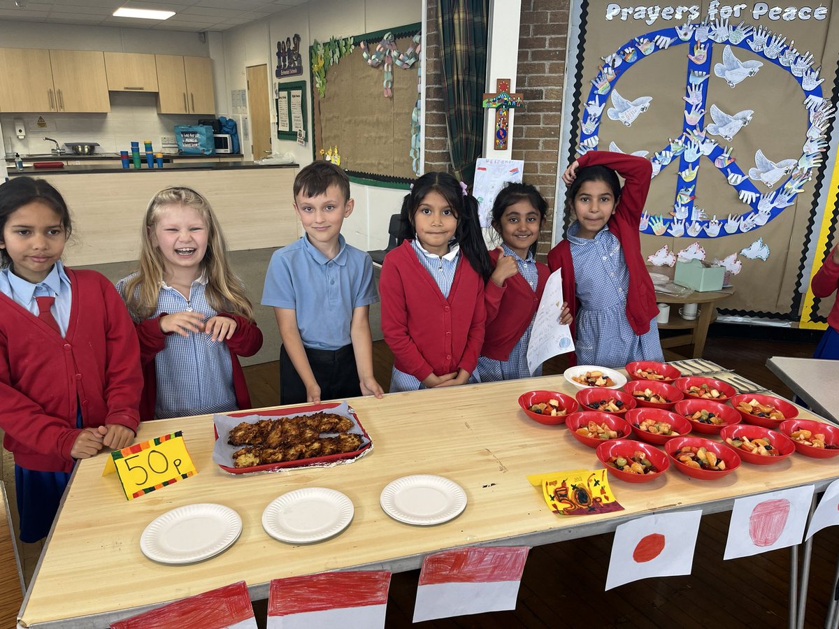SCFM_Tweets's tweet photo. Year 3 had such a lovely afternoon doing their @Skills_Builder Food Festival! Thanks to the helpers and parents for coming to see us- hope you enjoyed the food from around the world 🌎 https://t.co/jClEVOG8h2