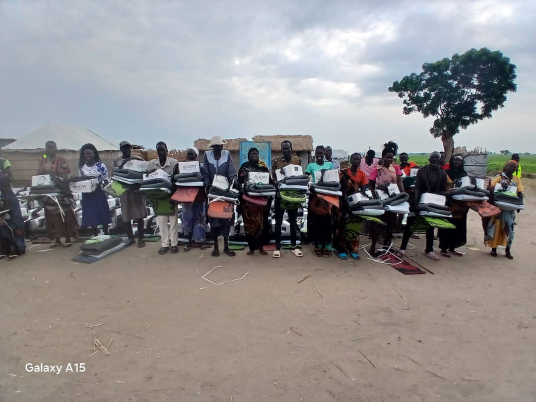 HopeRestoratio3's tweet photo. 🌟Bringing Hope and Support to Refugee Returnees and Host Communities 🌟
@HopeRestoratio3 in partnership with @IOMSouthSudan and with funding from the Rapid Response Fund (#RRF) through @USAIDSavesLives, Sucessefully distributed Non Food Items (#NFIs) to over 16060 refugee returnees and host communities in Tonga, distributed items included:
✅Plastic Sheets.
✅Blankets.
✅Mosquito Nets.
✅Cooking Sets.
✅Rubber Ropes.
✅Sleeping Mats.
This initiative aimed at providing much-needed support to #Refugee_Returnees and #Host Communities in Panyikang County, Tonga Upper Nile State ensuring they have the basic necessities for rebuilding lives and fostering resilience.