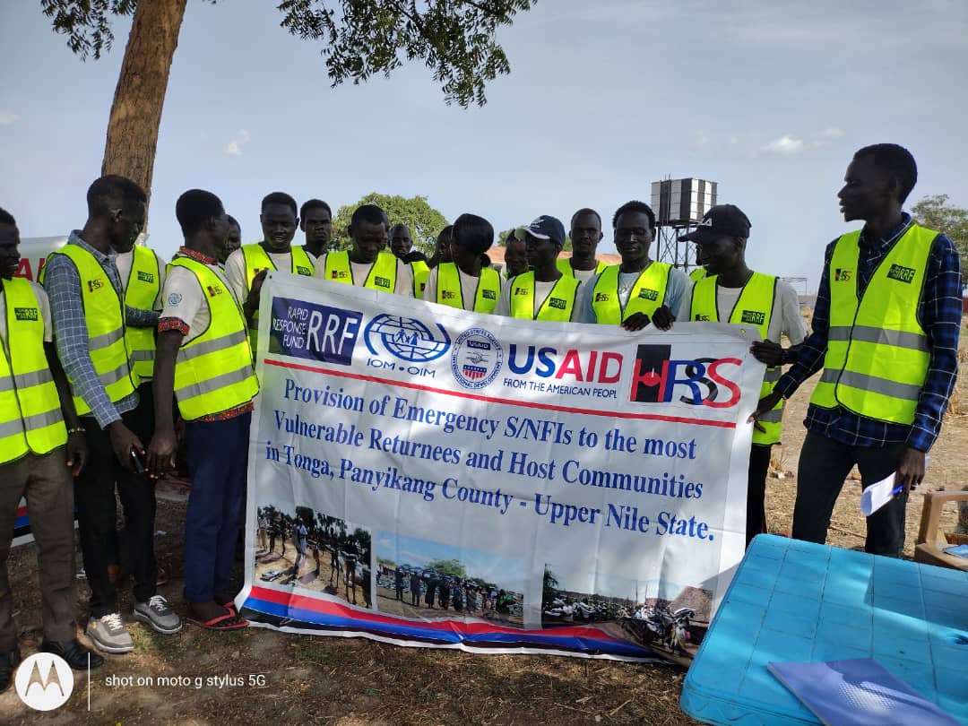 HopeRestoratio3's tweet photo. 🌟Bringing Hope and Support to Refugee Returnees and Host Communities 🌟
@HopeRestoratio3 in partnership with @IOMSouthSudan and with funding from the Rapid Response Fund (#RRF) through @USAIDSavesLives, Sucessefully distributed Non Food Items (#NFIs) to over 16060 refugee returnees and host communities in Tonga, distributed items included:
✅Plastic Sheets.
✅Blankets.
✅Mosquito Nets.
✅Cooking Sets.
✅Rubber Ropes.
✅Sleeping Mats.
This initiative aimed at providing much-needed support to #Refugee_Returnees and #Host Communities in Panyikang County, Tonga Upper Nile State ensuring they have the basic necessities for rebuilding lives and fostering resilience.